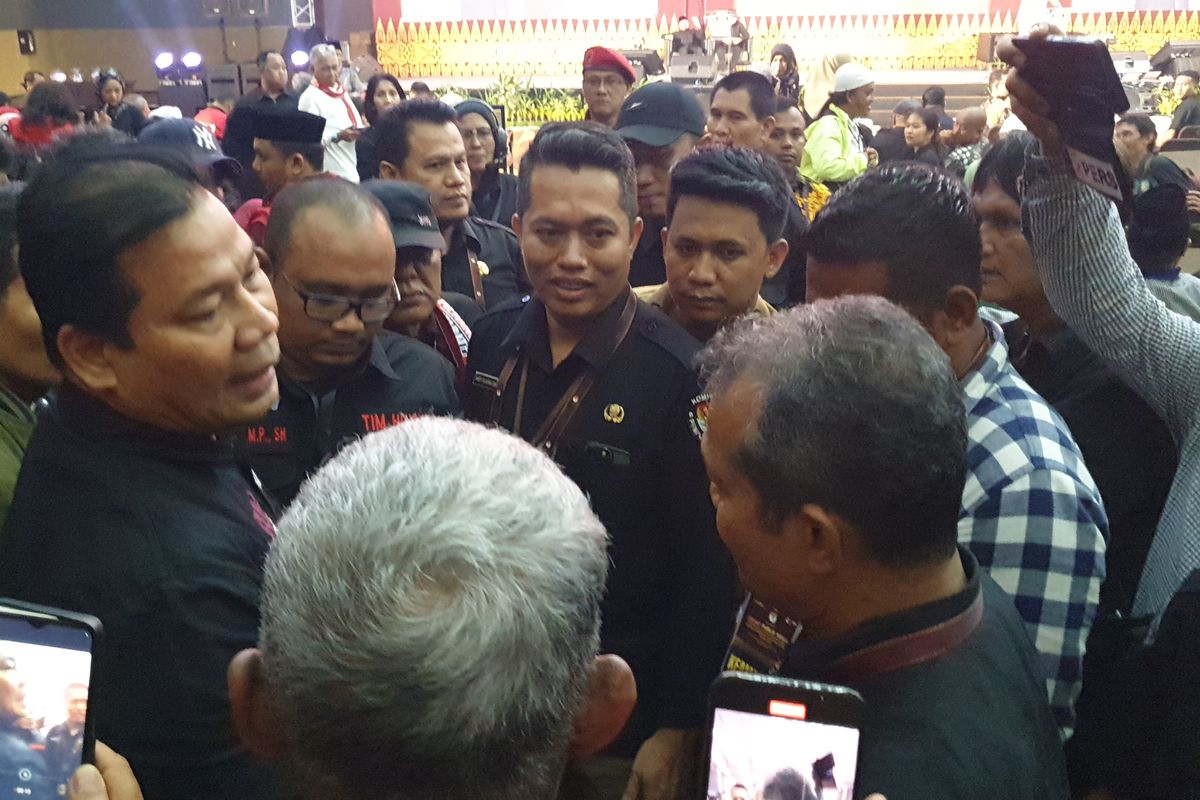 Pendukung calon gubernur dan wakil gubernur Sumut nomor urut dua Edy Rahmayadi dan Hasan Basri nyaris bentrok dengan pendukung paslon cagub dan cawagub, Bobby Nasution-Surya saat debat kedua di Hotel Santika Dyandra, Kota Medan pada Rabu (6/11/2024). 