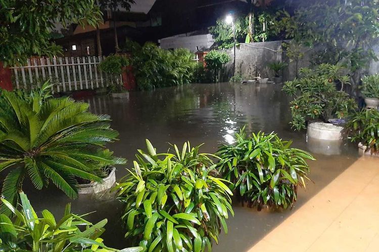 Genangan air di rumah warga Jalan Petemon Barat akibat hujan pada Sabtu (1/2/2020) sore
