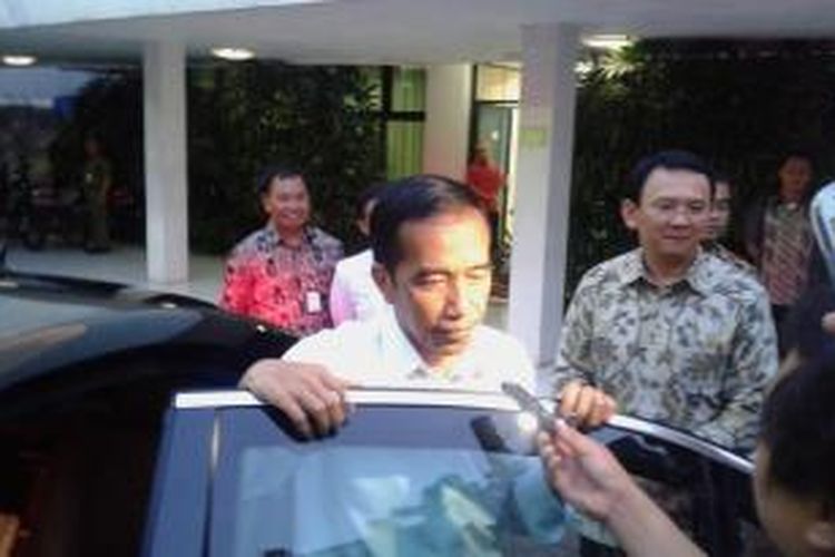 Presiden RI Joko Widodo setelah memeriksa giginya di Balai Kota, Senin (26/1/2015) sore. Jokowi ditemani oleh Gubernur DKI Jakarta Basuki Tjahaja Purnama.
