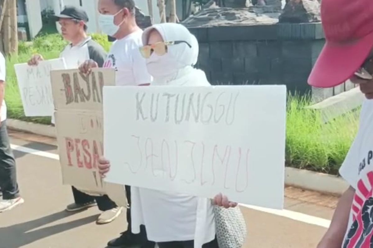 Aksi unjuk rasa belasan pegawai pensiunan TMII yang menuntut segera dibayarkannya uang pesangon para karyawan yang sudah purna-tugas sejak bulan Maret 2022.