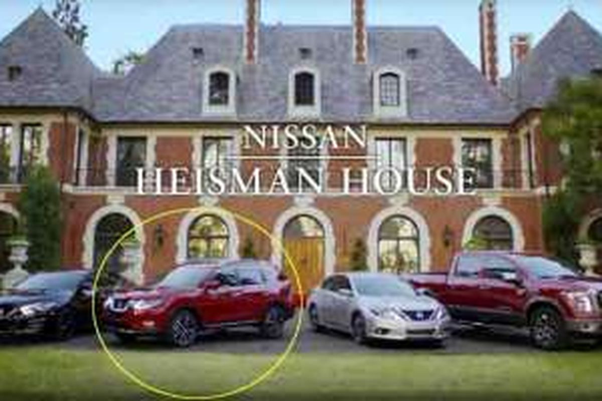 Nissan Rouge alias X-Trail muncul di iklan Heisman House hasil kerja sama Nissan dengan ESPN.