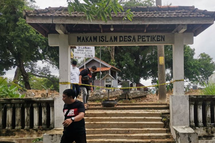 Pintu masuk Tempat Pemakaman Umum (TPU) Desa Petiken di Kecamatan Driyorejo, Gresik, dipasang garis polisi saat autopsi dilakukan, Rabu (17/11/2021).