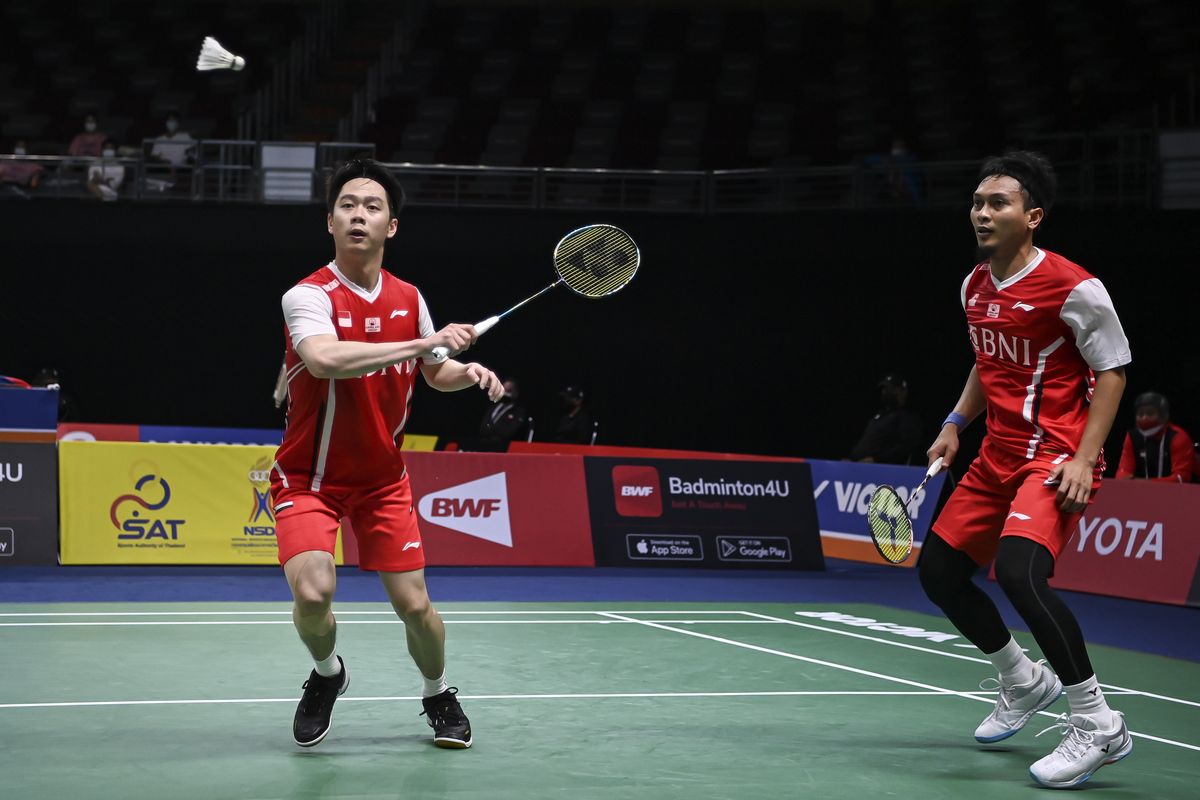 Pebulu tangkis ganda putra Indonesia Mohammad Ahsan (kanan) dan Kevin Sanjaya Sukamuljo (kiri) mengembalikan kok saat melawan pebulu tangkis ganda putra Korea Selatan Kang Minhyuk dan Seo Seungjae dalam pertandingan babak penyisihan grup A Piala Thomas 2022 di Impact Arena, Bangkok, Thailand, Rabu (11/5/2022). Mohammad Ahsan/Kevin Sanjaya Sukamuljo kalah dari ganda putra Korsel dengan skor 18-21, 21-13 dan 12-21. ANTARA FOTO/M Risyal Hidayat/aww.