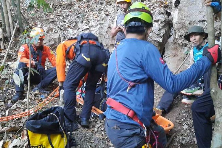 Kelelahan di Tengah Hutan Pangkep, Enam Mahasiswa KKN Unhas Dievakuasi Tim SAR