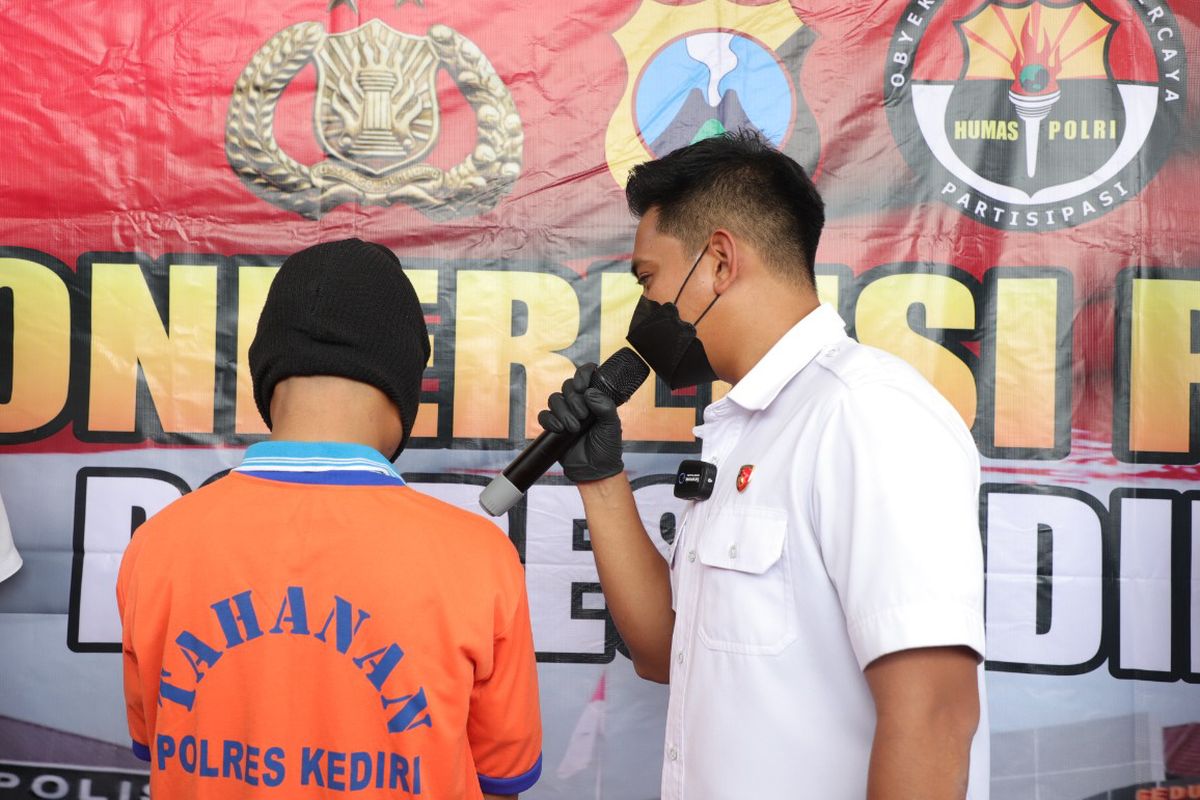 Tersangka MW (21) yang berbaju tahanan dalam kasus pembunuhan IY (33) saat dihadirkan dalam konferensi pers di Mapolres Kediri, Jawa Timur, Selasa (17/5/2022).