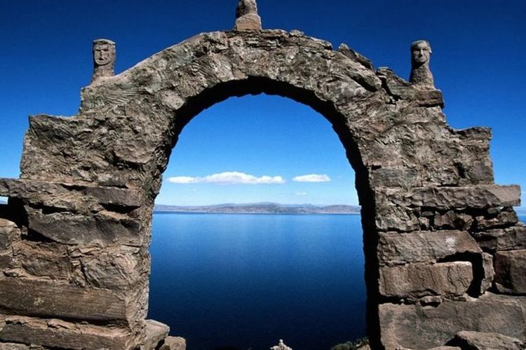 Terletak di Danau Titicaca, sejarah panjang isolasi Taquile telah membantu melestarikan budayanya yang unik.