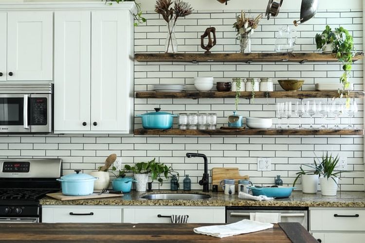 Untuk menciptakan desain dapur minimalis, usahakan ruangan didominasi rak terbuka alih-alih lemari.