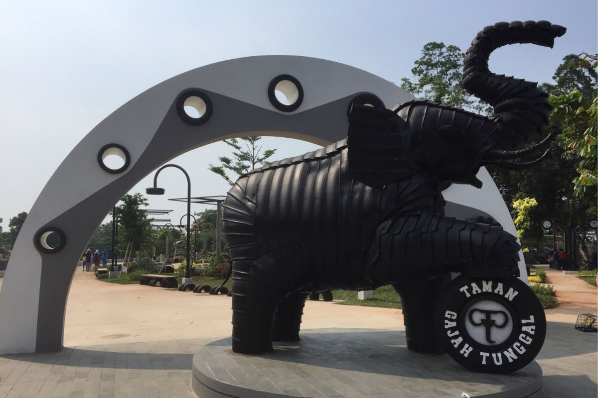 Suasana Taman Gajah Tunggal di Jalan Perintis Kemerdekaan, Kota Tangerang, Rabu (23/8/2017). Taman yang dibuat dari daur ulang limbah ban ini merupakan kontribusi dari PT Gajah Tunggal selaku perusahaan yang memproduksi ban, di mana perusahaan tersebut berbasis di Tangerang.