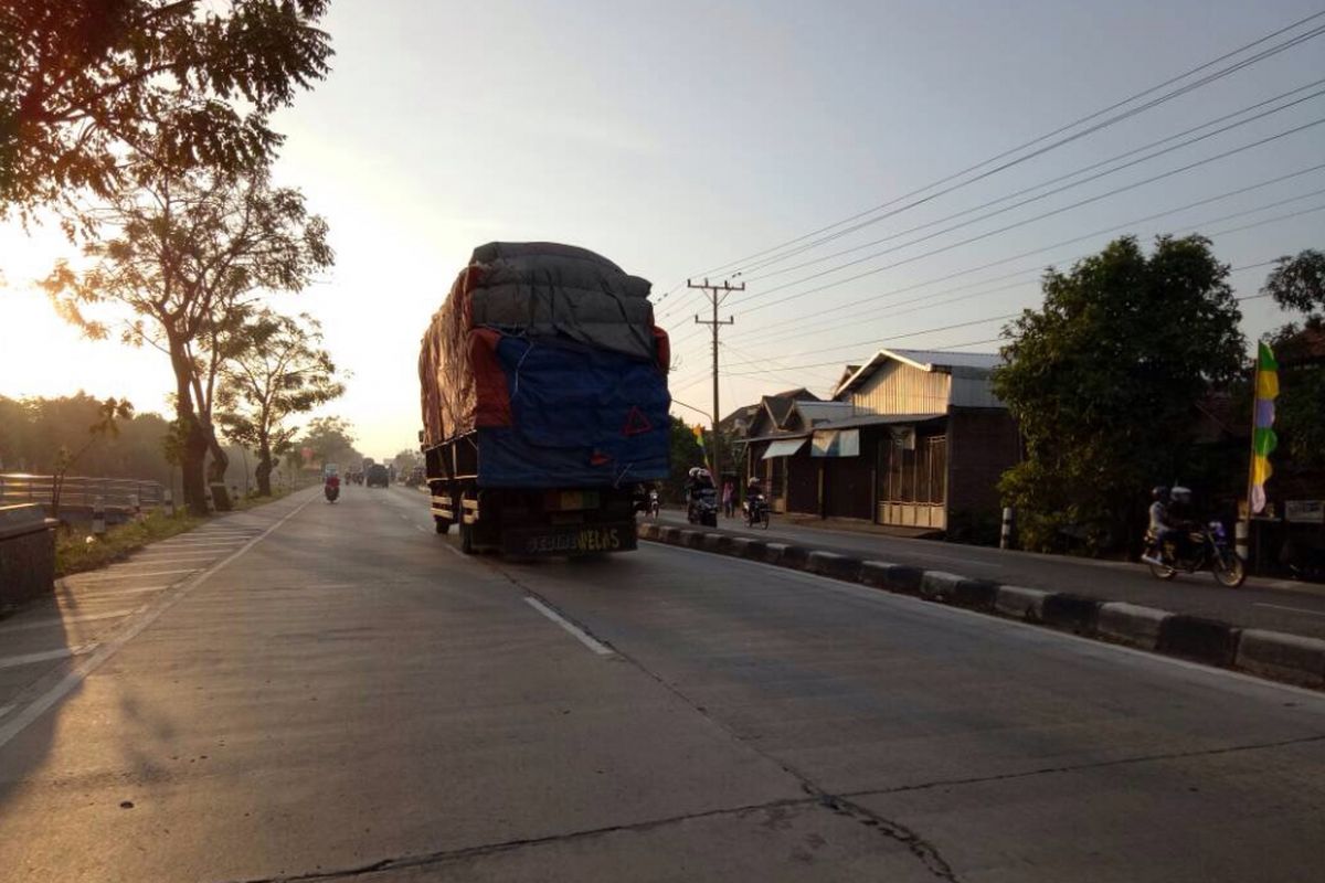 Truk melintas di Jalan Pantura, Jumat (23/6/2017)