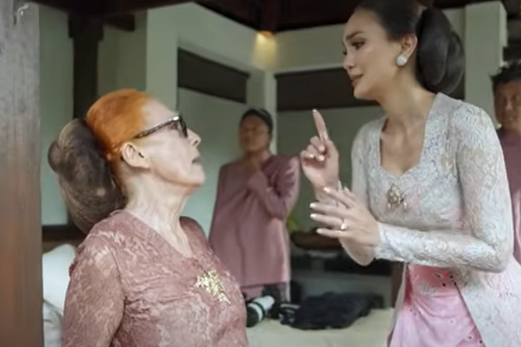 Bujuk Ibunya yang Berniat Pakai Sandal Jepit di Acara Siraman, Luna Maya: Satu Jam Aja