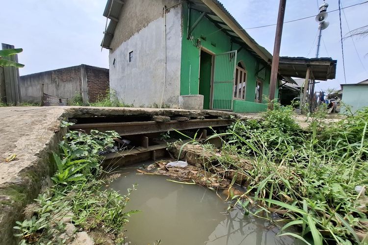Sejumlah rumah di Desa Ciluncat, Kecamatan Cangkuang, Kabupaten Bandung, Jawa Barat, berdiri di atas rel kereta api Bandung-Ciwidey, warga di Kabupaten Bandung resah dan takut kehilangan rumah usai Gubernur Jawa Barat berencana mengaktivasi jalur Kereta Api tersebut, Jumat (18/4/2025)