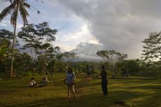 Pagi ini, Puncak Gunung Agung Tertutup Mendung