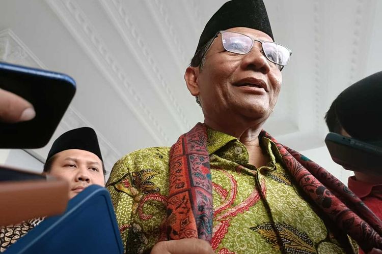 Mahfud MD menjanjikan kesejahtraan ponpes agar indonesia menjadi negara beradab dihadapan ppimoina ponpes se Banten. SSelas (19/12/2023).