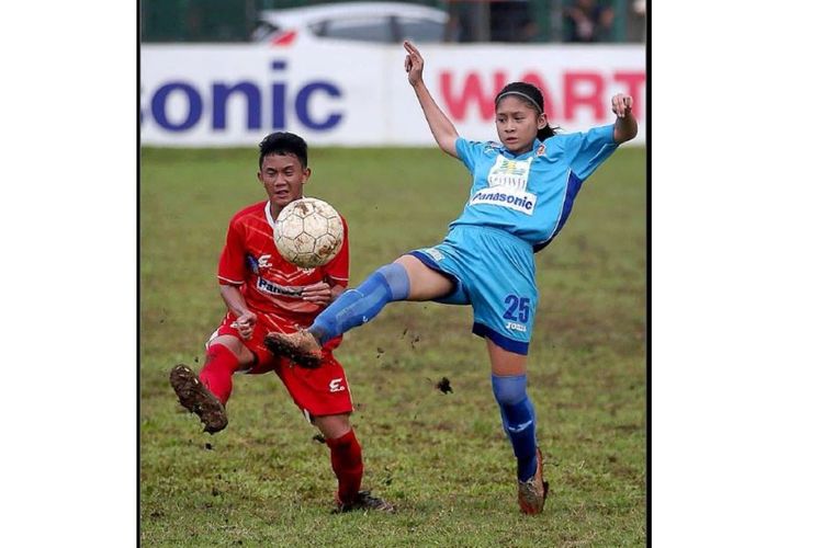 Pemain timnas putri Indonesia, Zahra Muzdalifah, saat masih memperkuat SSB ASIOP di Liga Kompas Gramedia 2015.