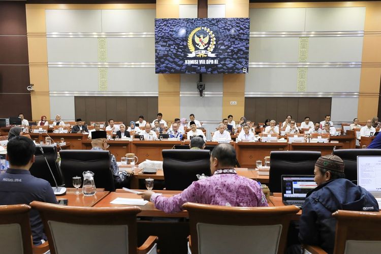 Menteri Sosial (Mensos) Saifullah Yusuf dalam Rapat Kerja Komisi VIII DPR di Kompleks Parlemen, Senayan, Jakarta, Kamis (6/2/2024).