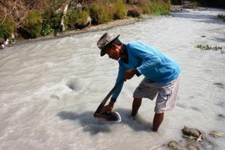 Air Sungai Desa Kapunduan, Cirebon, Jawa Barat yang tercemar limbah pabrik.