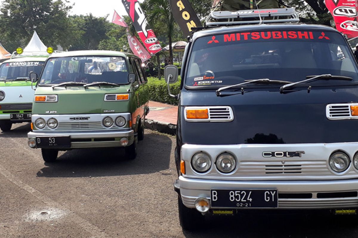 Deretan Mitsubishi Colt T120 dalam Pasar Otomotif Jongkok 2017.