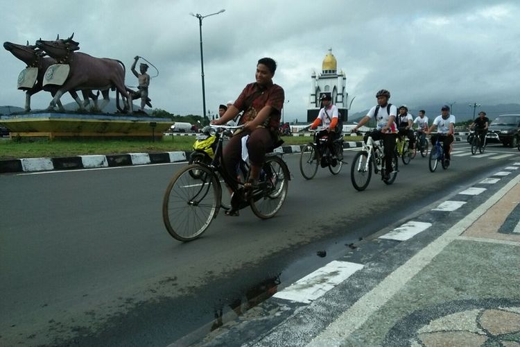 Para pesepeda mengikuti kegiatan Gowes Pesona Nusantara (GPS) 2017 yang diadakan oleh Kemenpora, di Kabupaten Lombok Barat, Nusa Tenggara Barat, Sabtu (8/7/2017).