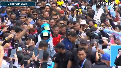 Kemesraan Gibran dan Istri Berbonceng Naik Motor Membelah Lautan Massa di GBK
