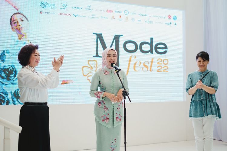 Ketua Dekranasda Jawa Barat, Ataliaa Praratya dalam acara ModeFest 2022. 
