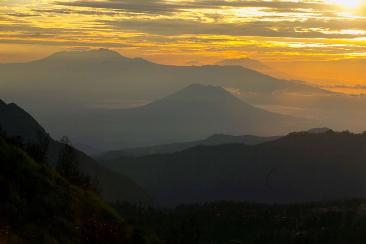 Keindahan pemandangan matahari terbit bisa disaksikan dari lokasi wisata Bukit Cinta, Pasuruan, Jawa Timur, Sabtu (4/11/2017). Bukit Cinta menjadi alternatif menyaksikan matahari terbit di kawasan wisata Gunung Bromo.  
