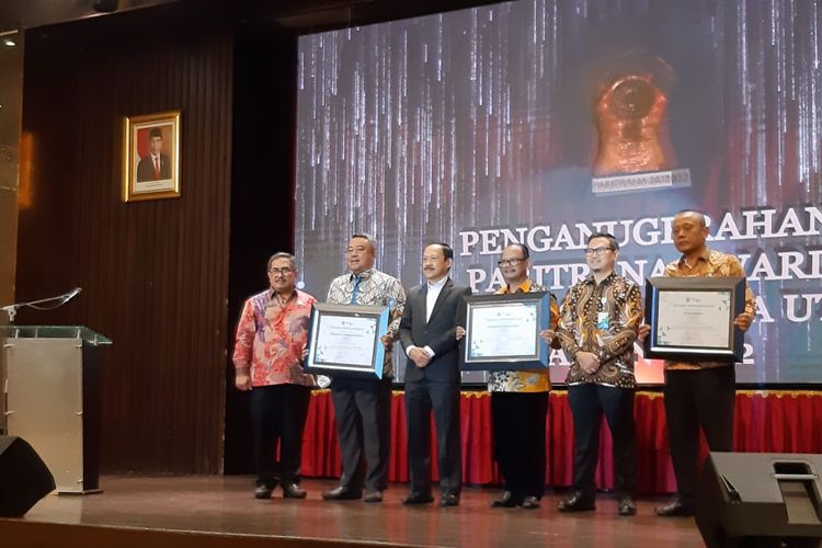 Pemerintah Kabupaten (Pemkab) Tapanulis Selatan (Tapsel) meraih peringkat 1 di Sumatera Utara (Sumut) atas kepeduliannya terhadap pekerja rentan dalam ajang Paritrana Award yang digelar di Hotel Grand Mercure Medan, Selasa (21/2/2023).
