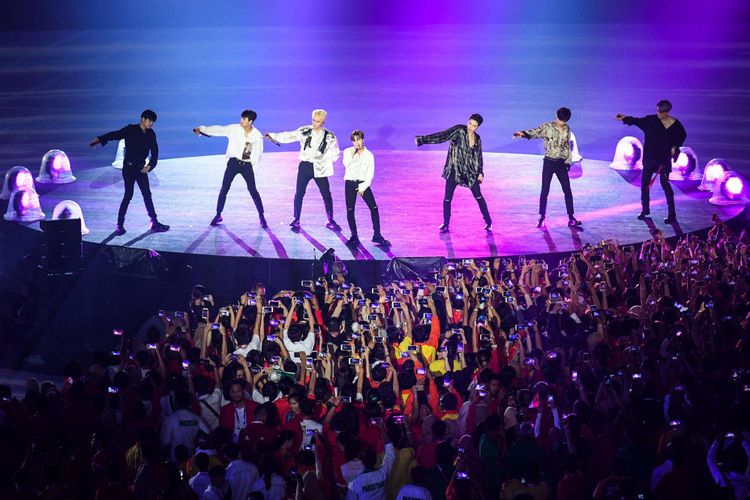 Boyband K-pop iKON tampil dalam upacara penutupan Asian Games 2018 atau yang ke-18 di Stadion Utama Gelora Bung Karno (GBK), Senayan, Jakarta Pusat, Minggu (2/9/2018).