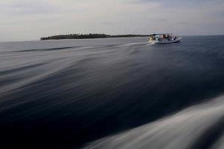 Perahu mengantarkan wisatawan untuk menikamti keindahan bawah laut di sekitar Pulau Menjangan Kecil, Karimunjawa, Kabupaten Jepara, Jawa Tengah, Minggu (9/12/2012).Lembaga Kerja Sama Ekonomi dan Pembangunan Regional Kementerian Jerman (GIZ RED Jateng), pelaku wisata Solo, dan pemerintah daerah mulai bekerja sama mengembangkan wisata dalam rangka Visit Jateng 2013. Hingga saat ini fasilitas kepulauan Karimunjawa masih minim dengan fasilitas jalan dan listrik untuk mendukung kenyamanan wisatawan.

