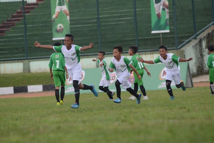 Ekspresi Deden Cecep Gunawan (10) siswa kelas 4 SDN Conggeang 1 Sumedang saat berhasil mencetak gol di gawang SDN Cimahi Mandiri 1 sehingga skor menjadi 1-0 pada pertandingan babak final MILO Football Championship Bandung di Stadion Siliwangi Bandung. 