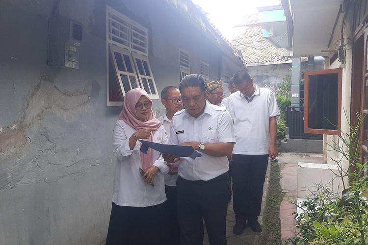 Penjabat Gubernur Banten Al Muktabar saat melakukan verifikasi faktual pendaftar PPDB jalur Zonasi di SMAN 1 Kota Serang. Al mengungkapkan ada anak pejabat dan pengusaha yang dicoret karena mendaftarkan anaknya melalui jalur afirmasi menggunakan SKTM, Rabu (12/7/2023).