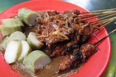 Sate Ayam dan Nasi Goreng Laris Manis di Bazar Moskwa