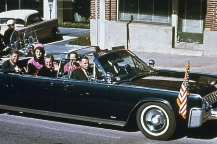 Presiden John F Kennedy bersama istrinya Jacqueline, Gubernur Texas John Connally dan istrinya Nellie Connally berkendara bersama di dalam Limousine kepresidenan di Dallas pada 23 November 1963, hari tertembaknya Kennedy. 


