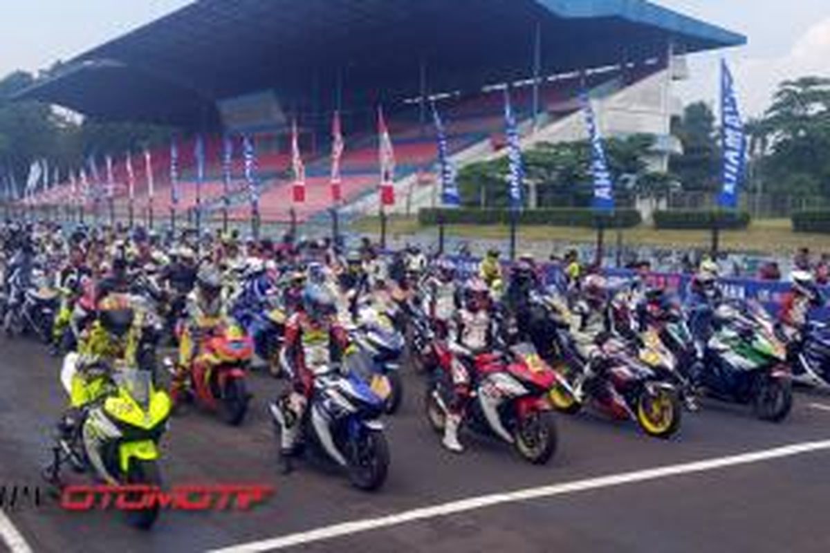 Seluruh peserta bersiap melakukan parade sebelum Yamaha Sunday Race dimulai, Minggu (29/3/2015).