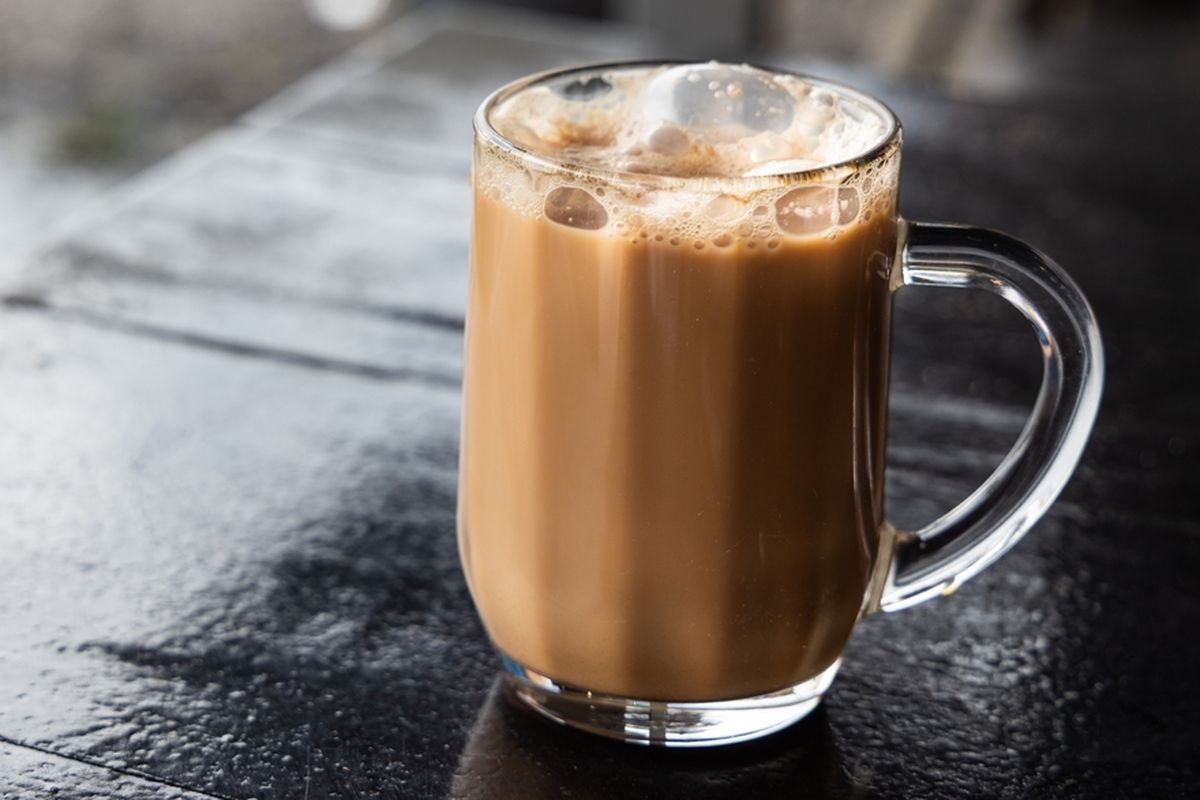 Es teh tarik segar dengan cita rasa creamy dan manis, sempurna untuk menemani waktu santai