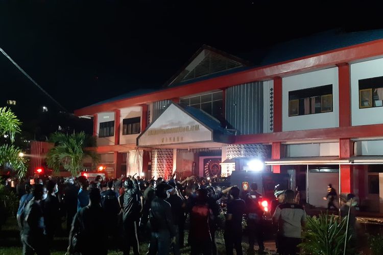 Kerusuhan yang dilakukan narapidana menyebabkan Lapas Tuminting Manado terbakar pada Sabtu (11/4/2020).