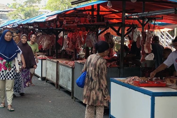 Harga Daging Naik Menjelang Idul Fitri, Pembeli Tetap Ramai di Pasar Kramat Jati