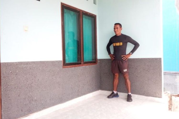 Salah seorang peserta lomba lari Lintas Sumbawa 2017 sejauh 320 kilometer, Yohanis Hiariej (34), di Hotel IFA, Kabupaten Sumbawa Barat, Selasa (4/4/2017).