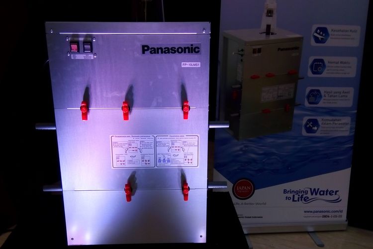 Produk sistem pemurni air (WPS) Panasonic. Diproduksi di Indonesia, WPS bakal menjadi solusi kebutuhan air bersih di Tanah Air.

Menurut Product Manager Life Solutions PT Panasonic Gobel Indonesia Rawenda, Kamis (6/2/2020) harga per unit WPS ada di kisaran di bawah Rp 10 juta.

Rawenda mengungkapkan, sebanyak 30 persen dari total produksi 10.000 unit pada 2020 sudah dibeli oleh Real Estate Indonesia (REI). 

