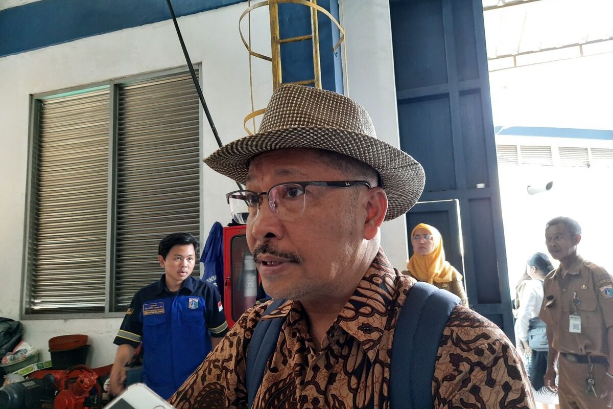 Anggota Fraksi PDI-P DPRD DKI Jakarta Gilbert Simanjuntak di Rumah Pompa Teluk Gong, Jakarta Utara, Senin (13/1/2020)
