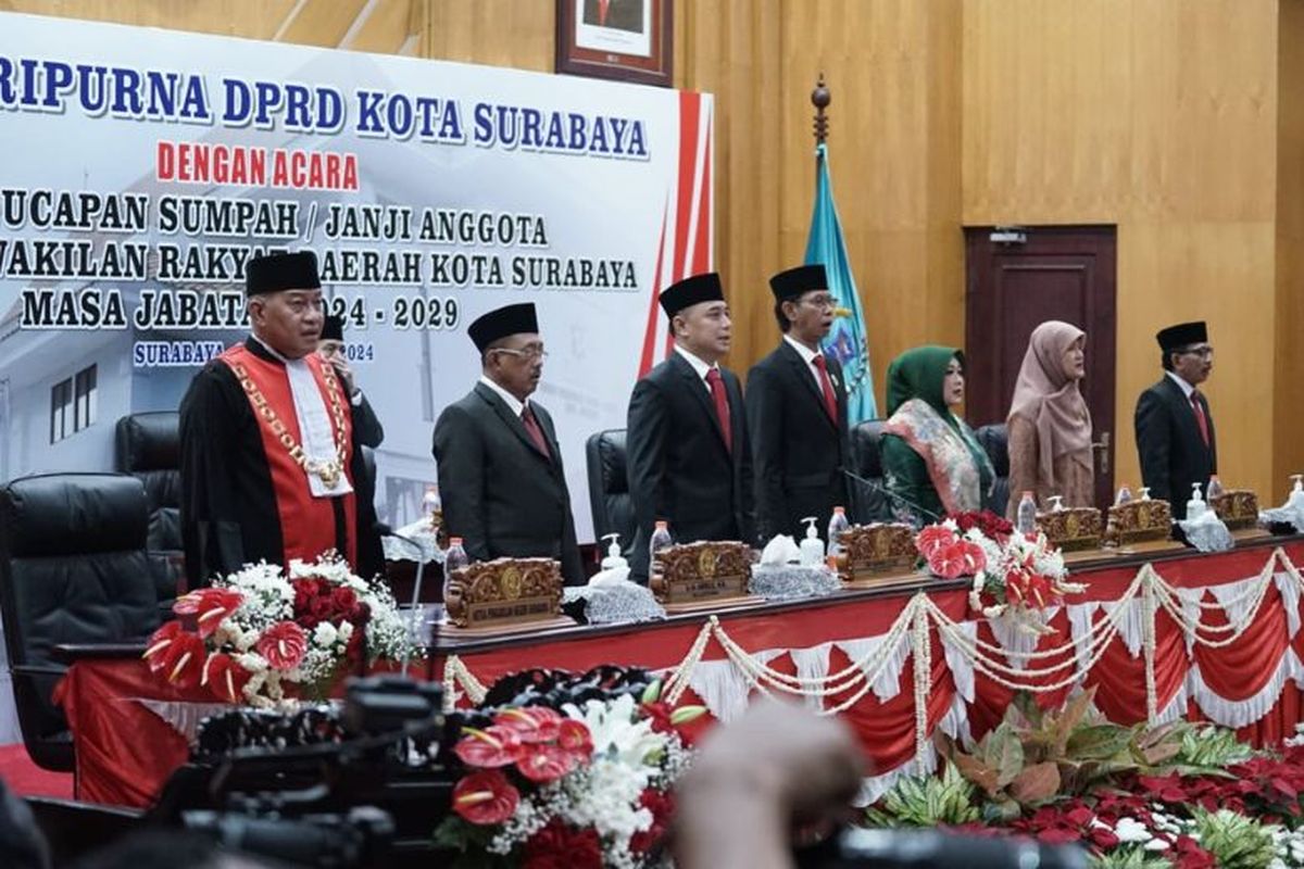 Rapat paripurna pelantikan 50 anggota Dewan Perwakilan Rakyat Daerah (DPRD) Surabaya periode 2024-2029 di Gedung DPRD Surabaya, Jl Yos Sudarso, Surabaya, Jawa Timur, Sabtu (24/8/2024). 