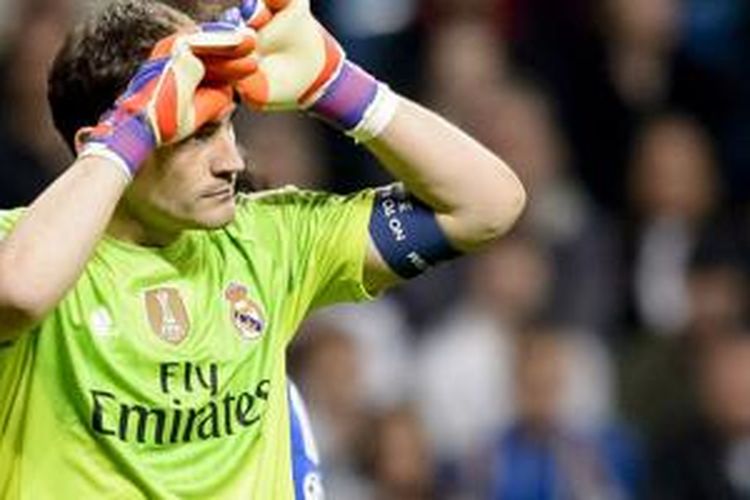 Ekspresi Iker Casillas mengetahui gawangnya dibobol saat Real Madrid menjamu Schalke. 