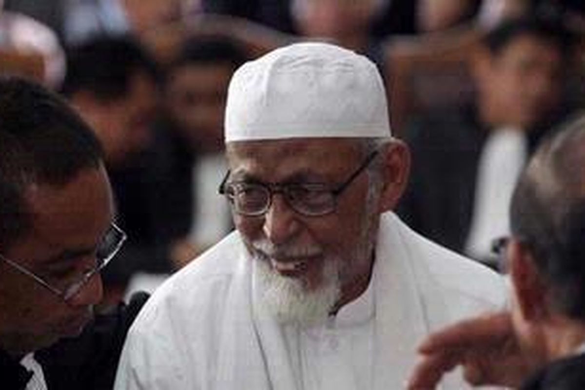 Terdakwa yang diduga terlibat kegiatan pelatihan militer kelompok teroris di Pegunungan Jalin Jantho, Aceh Besar, Abu Bakar Baasyir, menjalani sidang di Pengadilan Negeri Jakarta Selatan, Kamis (10/2/2011). Sidang dengan agenda pembacaan dakwaan oleh jaksa penuntut umum tersebut ditunda akibat surat panggilan pengadilan dianggap tidak sah menurut KUHAP. 