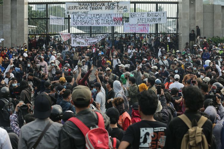 Polisi menangkap seorang demonstran saat untuk rasa di depan Kompleks Parlemen, Senayan, Jakarta, Senin (11/4/2022). Unjuk rasa di depan Gedung DPR/MPR RI menolak penundaan pemilu 2024 atau masa jabatan presiden 3 periode berakhir ricuh.