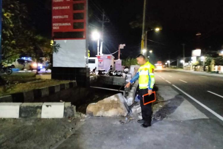 Polisi lalu lintas mengolah TKP motor menyenggol truk di Kilometer 7 Jalan Wates - Purworejo, Padukuhan Pandowan, Kalurahan Kedundang, Kapanewon Temon, Kabupaten Kulon Progo, Daerah Istimewa Yogyakarta. Satu pelajar tewas.