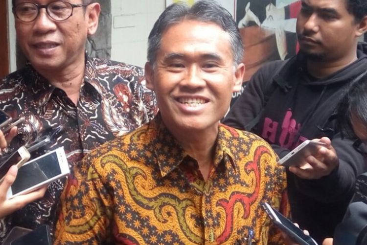 Rektor UGM Panut Mulyono saat menemui wartawan usai memberikan penjelasan kepada Ombudsman RI perwakilan DIY 