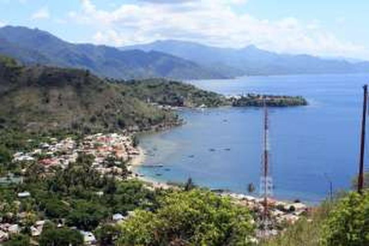 Hamparan bukit, pantai dan dataran merupakan wilayah desa Bongo, Gorontalo. Pemandangan yang indah ini terlihat dari masjid Walima Emas