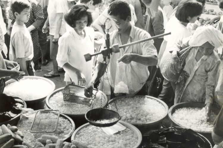 Kolang-kaling yang berasal dari pohon aren dan kolang-kaling buatan dari air kelapa, pada bulan puasa ini laris dibeli orang. Buah ini sering dimanfaatkan untuk membuat hidangan minuman buka puasa berupa kolak atau es buah. Foto diambil pada 2 Maret 1993.