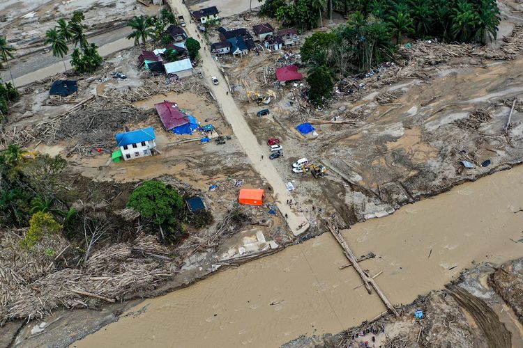 Foto udara kondisi sekitar jembatan darurat di Desa Aek Garoga, Kecamatan Batang Toru, Kabupaten Tapanuli Selatan, Sumatera Utara, Kamis (11/12/2025). Warga masih melintasi jembatan darurat dari batang kayu akibat jalan dan jembatan penghubung antara Kabupaten Tapanuli Selatan menuju Tapanuli Tengah-Sibolga serta Medan putus diterjang banjir bandang pada Selasa (29/11). 