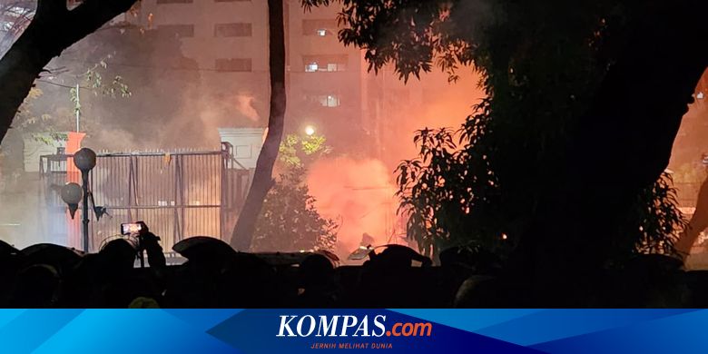 Update Situasi Demo di DPR Pukul 21.30 WIB: Massa dan Polisi Bertahan