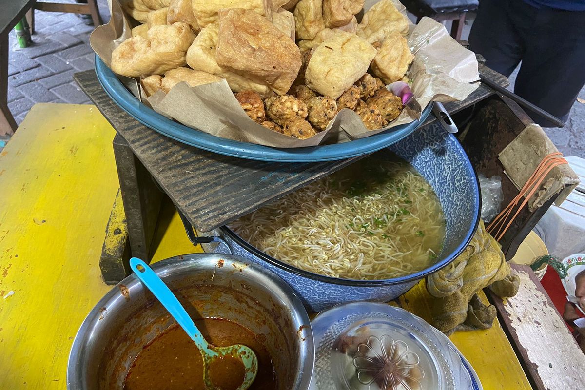 Asal-usul nama lontong balap karena isian lontong balap yang membuat kemaron terasa berat sehingga penjual yang memikul harus berjalan cepat